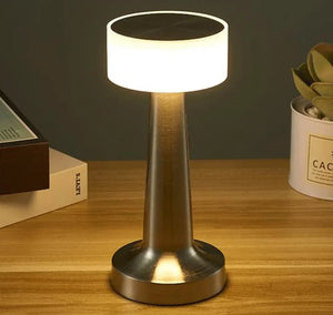 Luminária de Mesa Sem Fio Torre Recarregável Refisher — luz acesa
